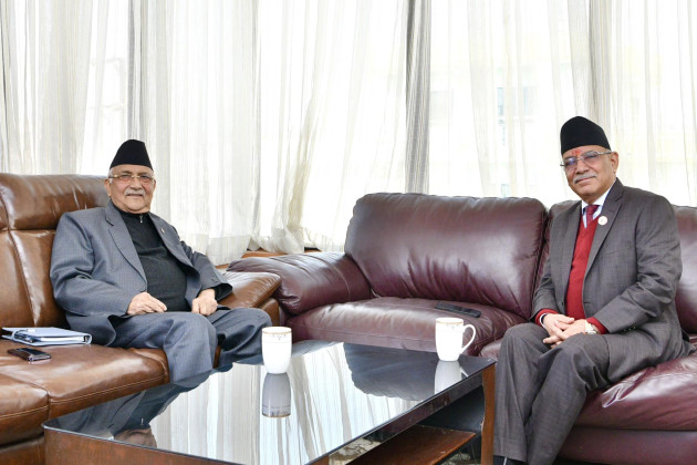 सकियो प्रधानमन्त्री प्रचण्ड र ओलीको भेट, के विषयमा भयो कुराकानी ? 